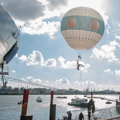 Helium Ballon mit einer Frau die dran hängt