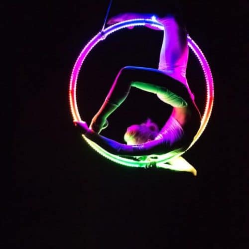 Artistin im LED Hoop