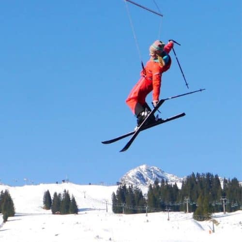 Skifahrer schwebt in der Luft